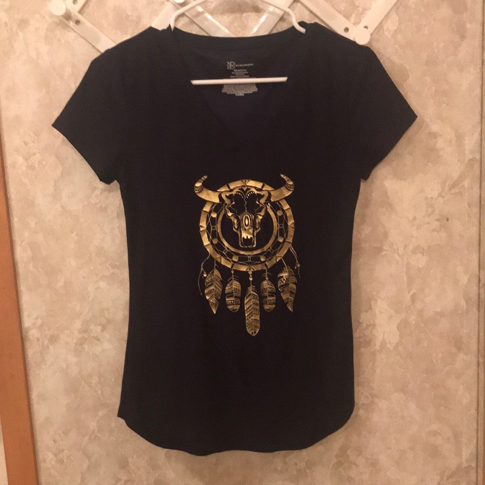 Juniors No Boundaries graphic vneck tee